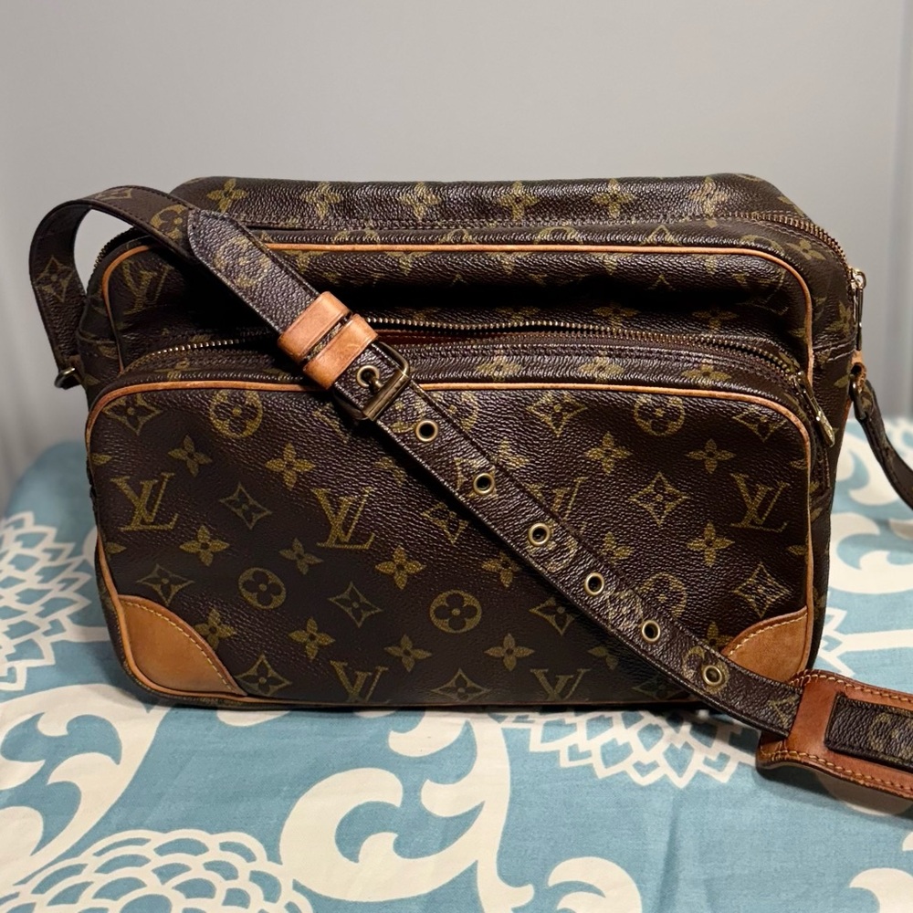 Louis Vuitton monogram bag with long strand!